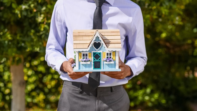 Real Estate Agent vs. Mortgage Broker: What’s the Difference?
